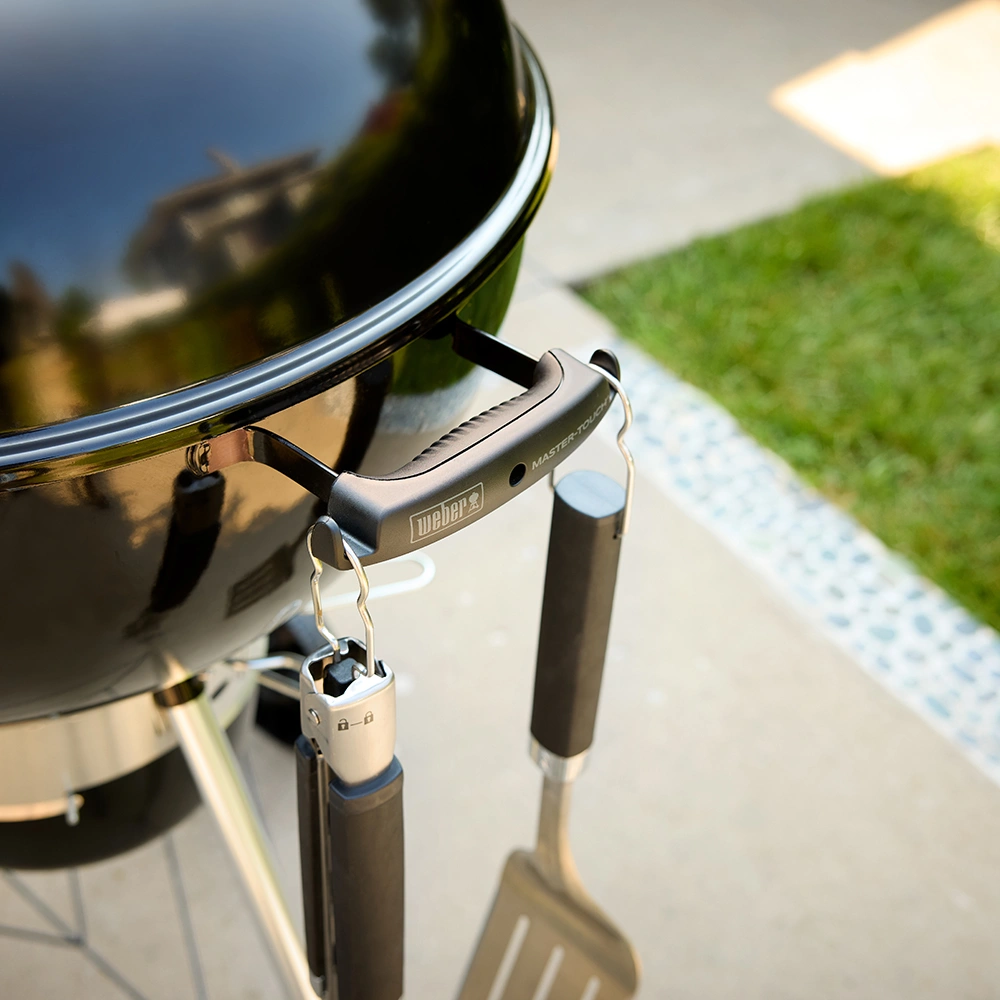 Porcelánzománcozott faszenes grill Master Touch E-5750